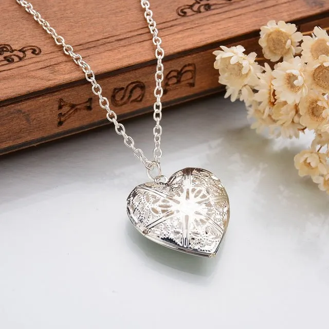 Terreau Kathy Real Shooting Plated Gold Hollow Heart-Shaped Pendant Necklace Women Jewelry Accessories Cute Photo Box